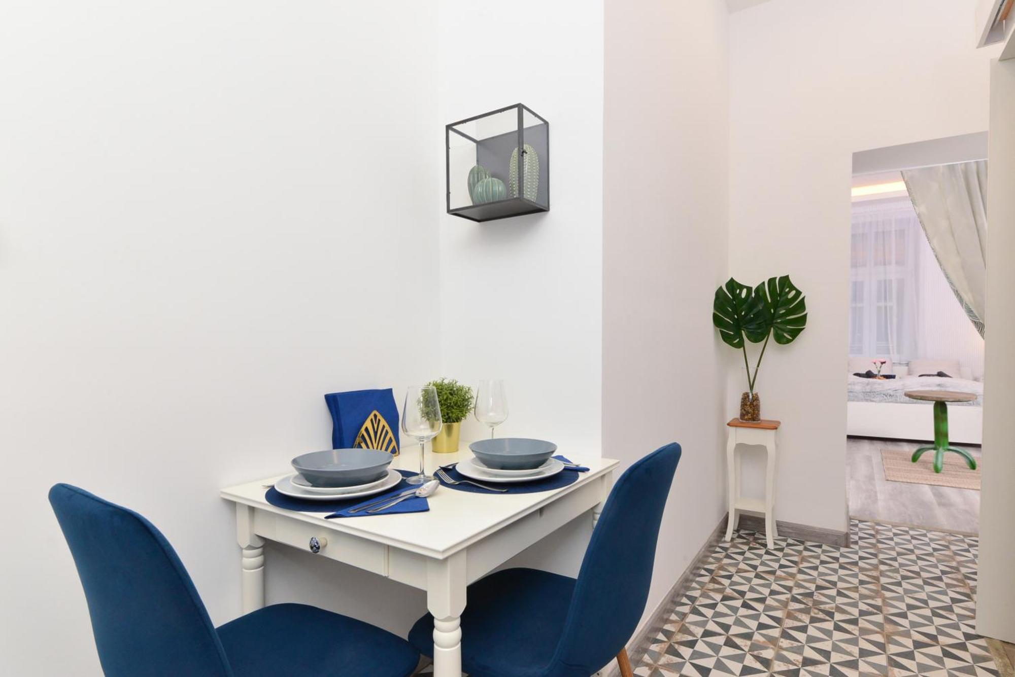 K03 Elitehost Kis Diofa Central Budapest Bilik gambar