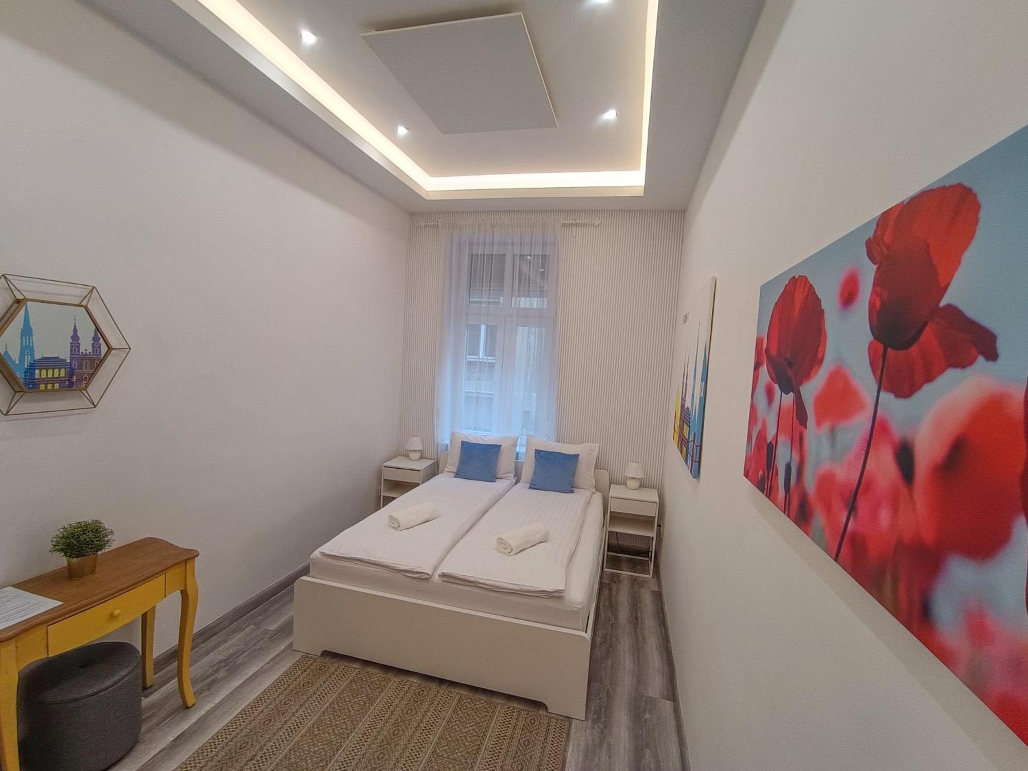 K03 Elitehost Kis Diofa Central Budapest Bilik gambar