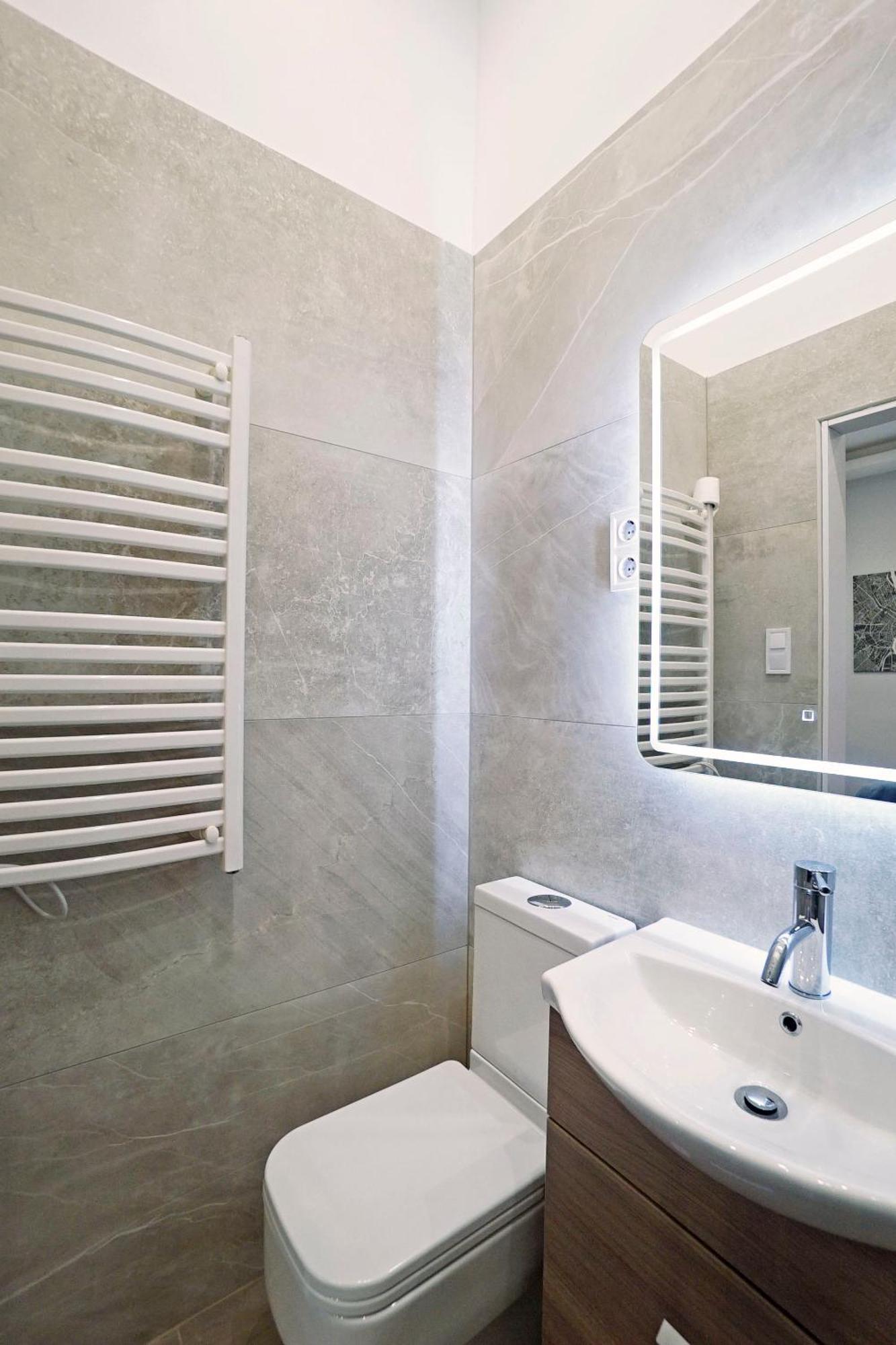 K03 Elitehost Kis Diofa Central Budapest Bilik gambar