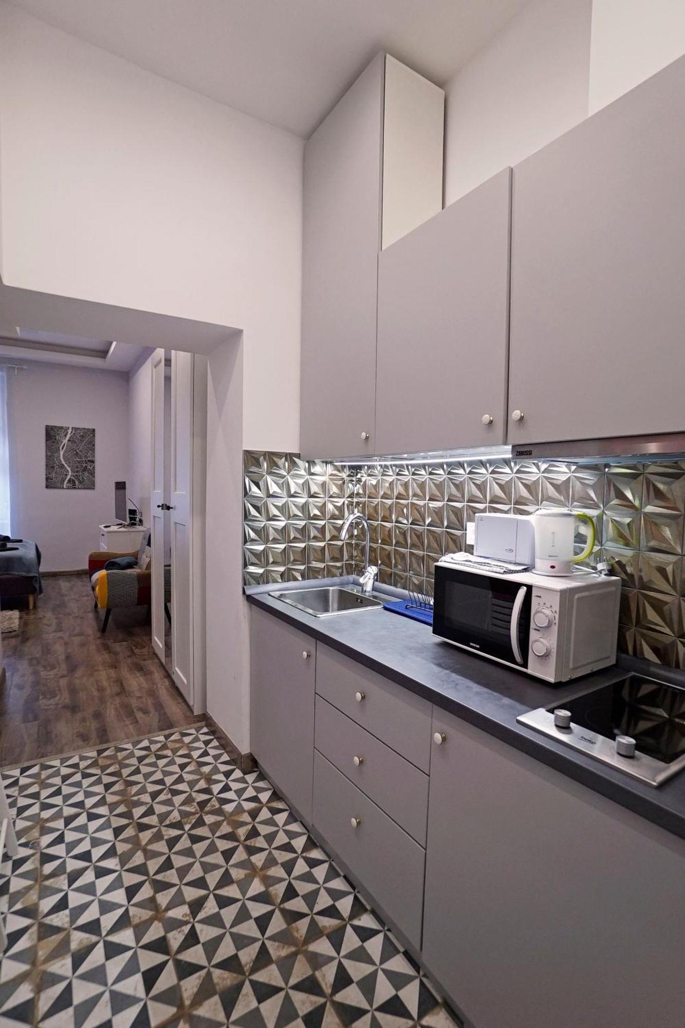 K03 Elitehost Kis Diofa Central Budapest Bilik gambar